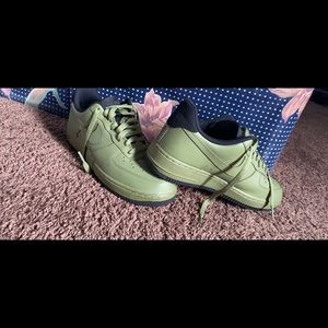 Selling green and black air forces